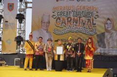 Pecahkan Rekor Muri Bentangan Kain Sasirangan, Ketua PWI Pusat Puji Inisiatif Pemprov Kalsel 